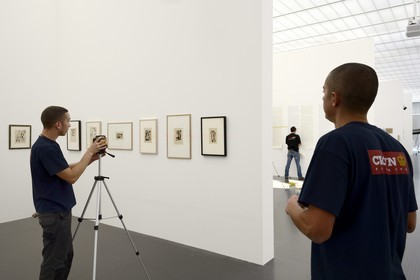 France, Moselle (57), Metz, quartier de l'Amphithéâtre, le Centre Pompidou-Metz, centre d'art conçus par les architectes Shigeru Ban et Jean de Gastines, installation de l'exposition de Hans Richter