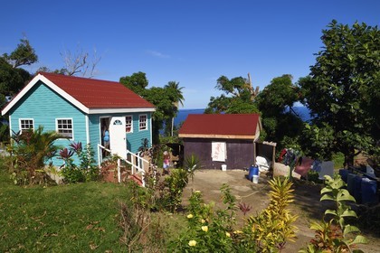 Caraïbes, Ile de la Dominique, Salybia, Territoire Kalinago unique réserve amérindienne de l'archipel des Antilles, maison de famille du village de Bataca