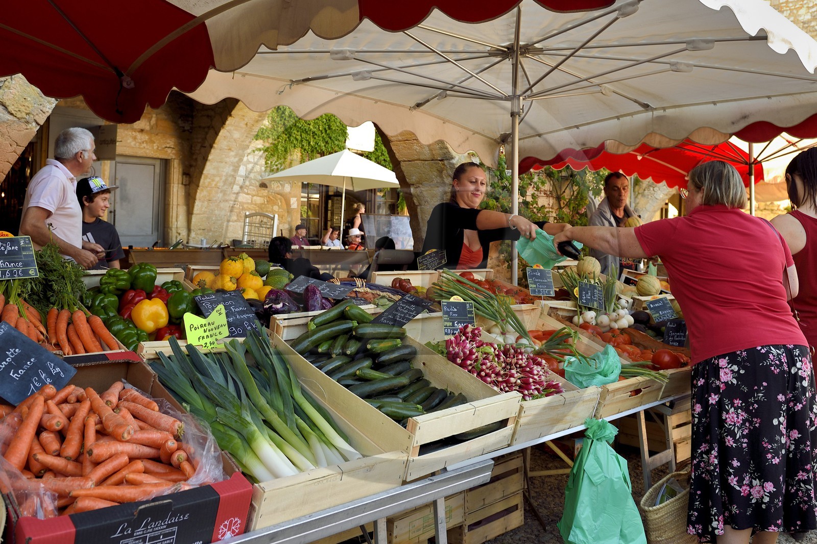 France, Dordogne (24), Périgord Pourpre, Monpazier, labellisé Les Plus Beaux Villages de France, jour de marché sur la place des Cornières au coeur du village