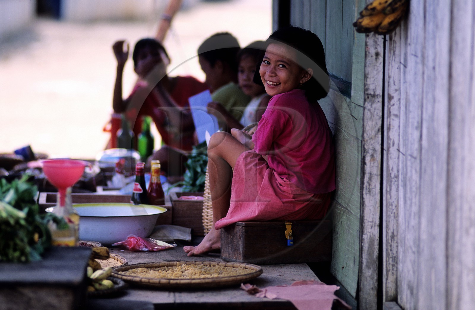 Indonésie, Sulawesi (les Célèbes), les îles Togian, jeunes enfants entrain de manger
