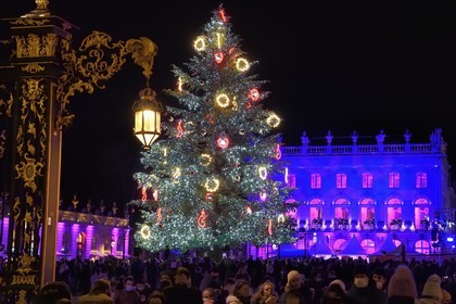 France, Meurthe-et-Moselle (54), Nancy, place Stanislas (ancienne Place Royale) lors de la fête de la Saint-Nicolas, classée Patrimoine Mondial de l'UNESCO, la Fanfare des Enfants du Boucher joue depuis l'Opera National de Lorraine