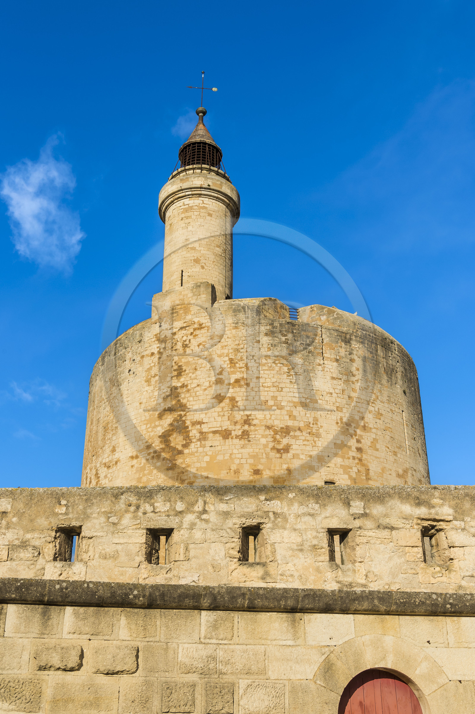 France, Gard (30), Aigues-Mortes, la Tour de Constance en bordure des remparts et le chemin de ronde