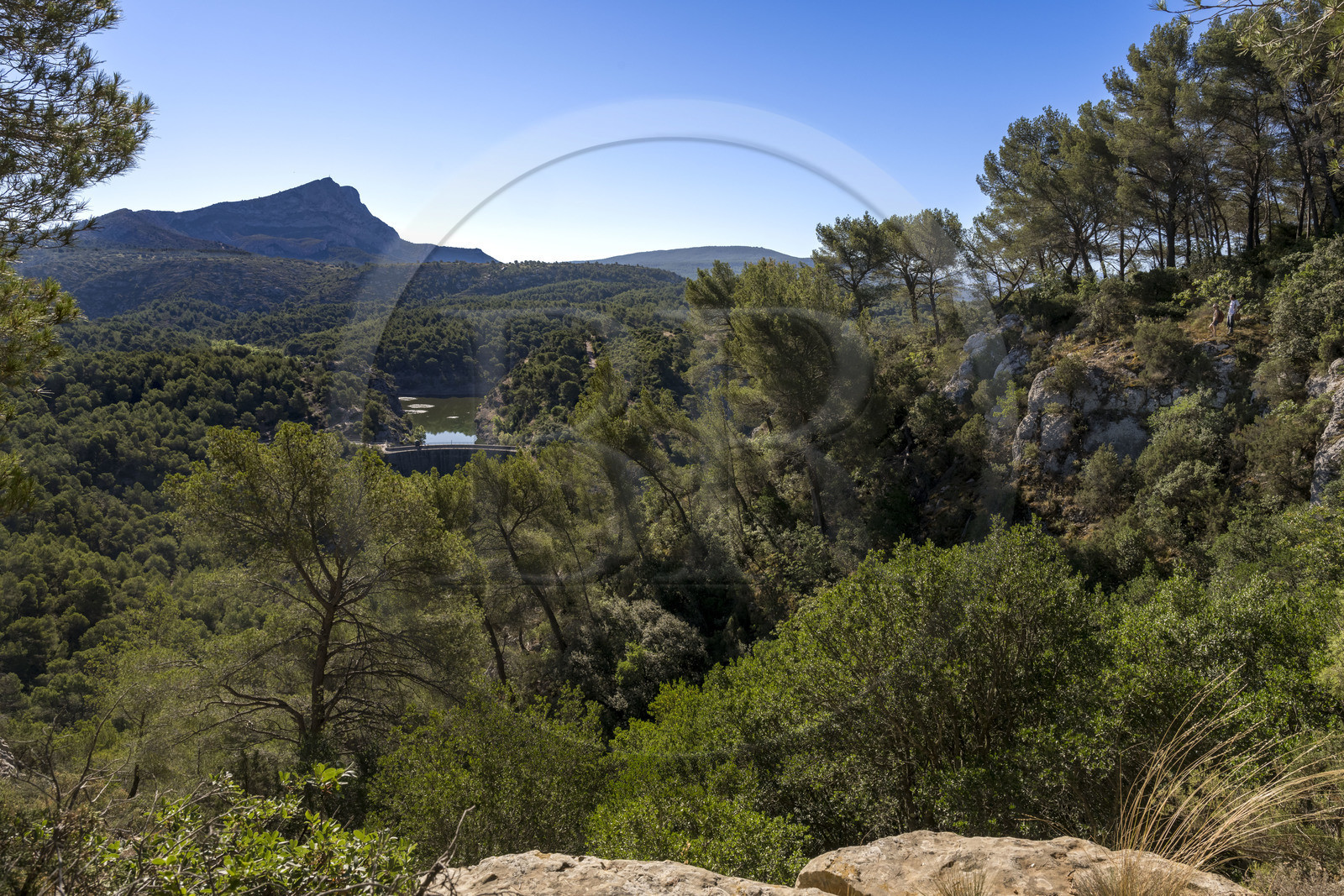 France, Bouches du Rhone, Aix en Provence, hikers on the Bibemus plateau, the Zola dam (Cézanne painted the Bathers series there) and the Sainte Victoire mountain in the background