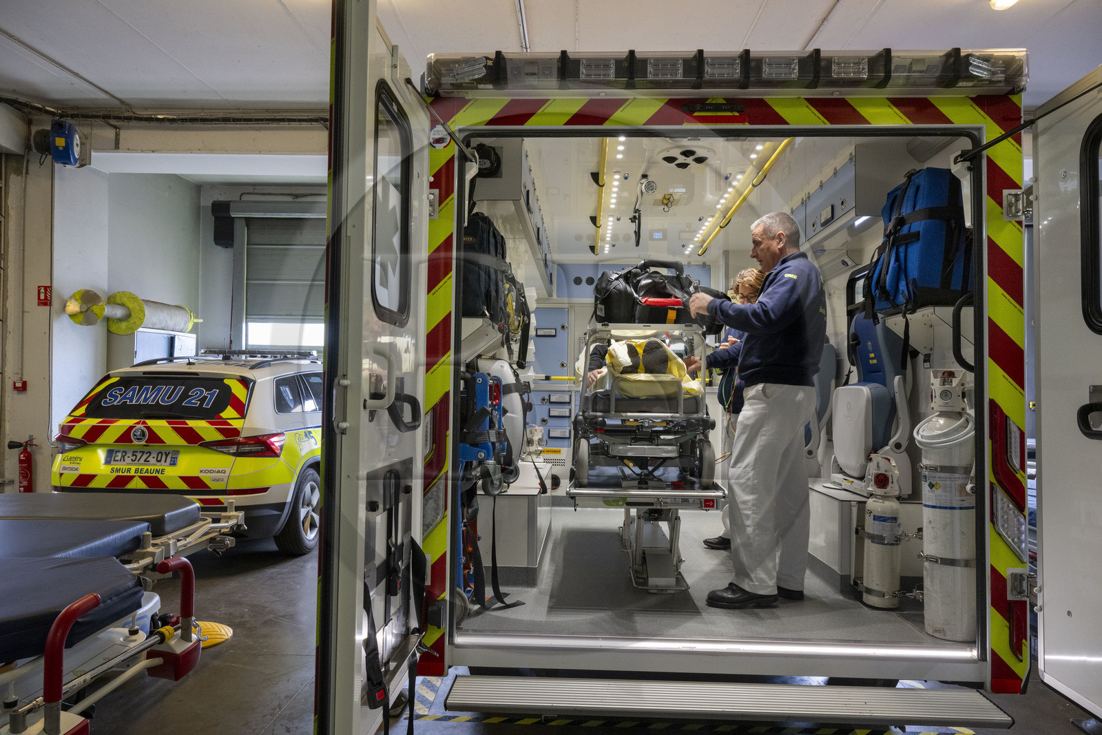 France, Côte-d'Or (21), les climats de Bourgogne classés Patrimoine Mondial de l'UNESCO, Beaune, Hospices Civils de Beaune, le centre hospitalier, nouveau camion médicalisé du SMUR (Service Mobile d'Urgence et de Réanimation) acquis grâce aux revenus de l’Hôtel-Dieu et du domaine viticole des Hospices de Beaune