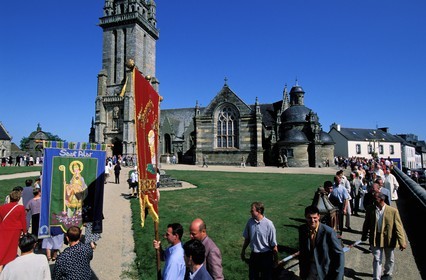 France, Finistère (29), enclos paraoissialde Pleyben, procession Pardon de Saint-Germain l'Auxerrois