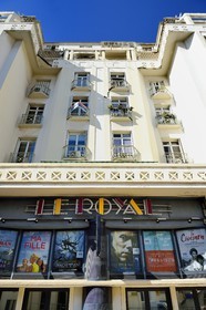 France, Var (83), Toulon, le cinema Le Royal dans un immeuble art-déco de la rue du Dr Jean Bertholet