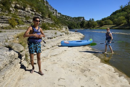 France, Ardèche (07), Balazuc, kayaks descendant la rivière Ardèche entre Balazuc et Pradons