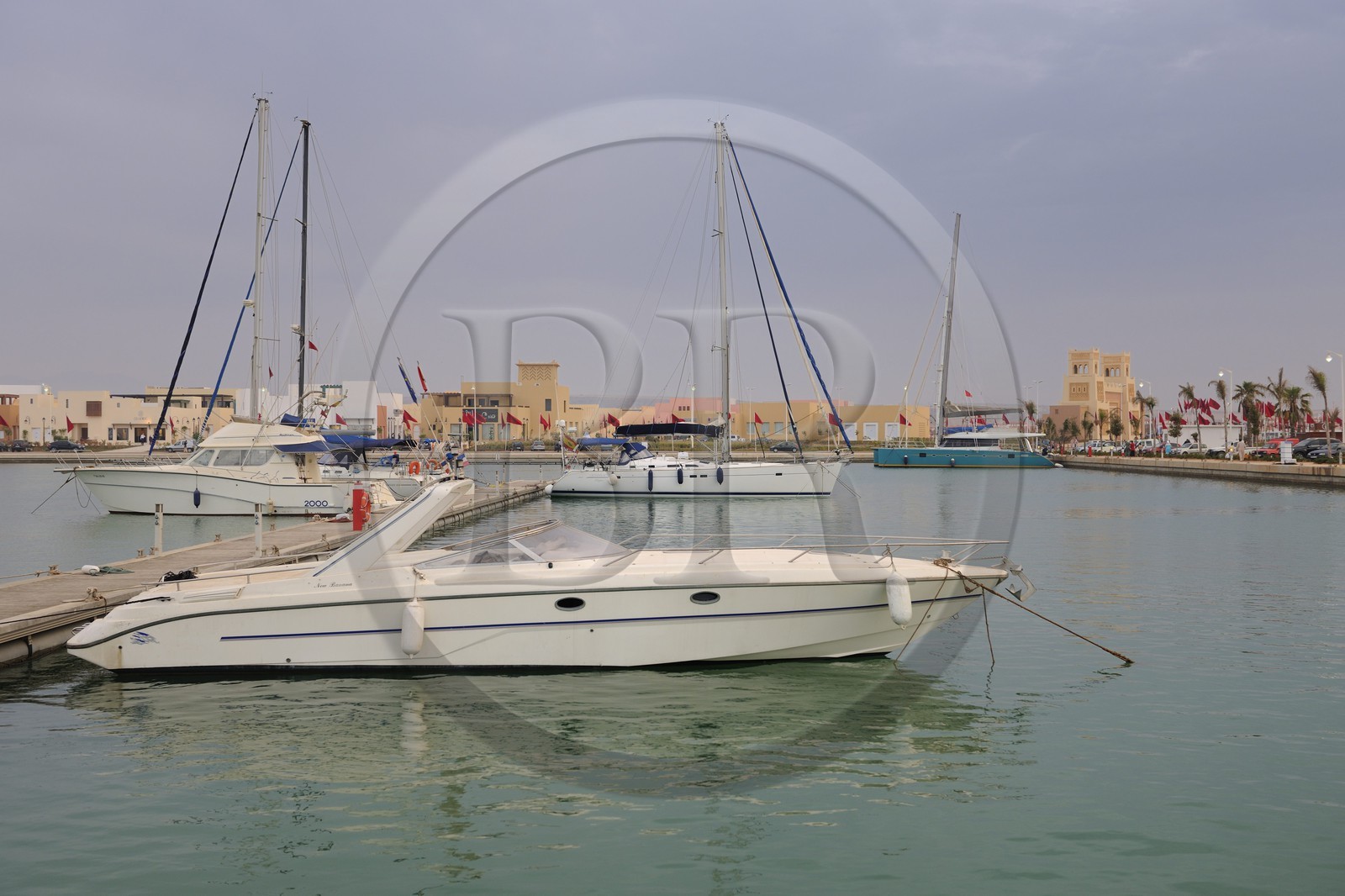 Maroc, région de l'Oriental, station balnéaire de Mediterrania Saïdia, le port et la porte de la galerie marchande Médina Saidia