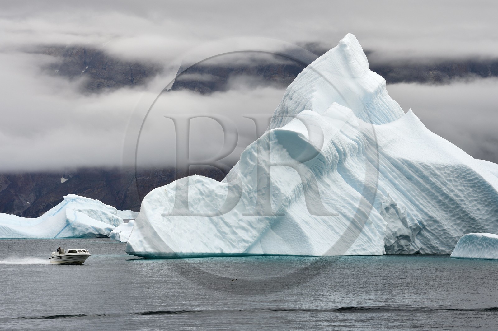 Groenland, cote ouest, baie de Baffin, bateau devant des icebergs dans le fjord Uummannaq