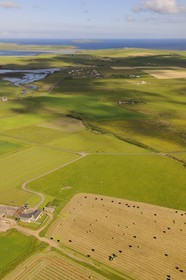 Royaume-Uni, Ecosse, Iles Orcades, Ile de Mainland, champs et fermes éparses le long du Deer Sound (vue aérienne)