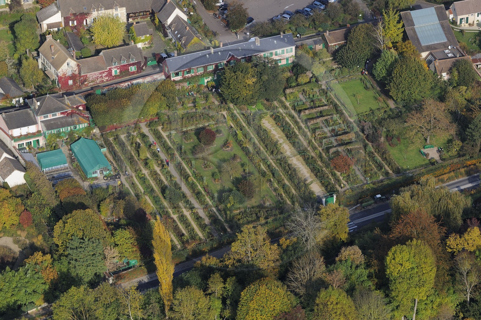 France, Eure (27), Giverny, jardin et maison de Monet (vue aérienne)
