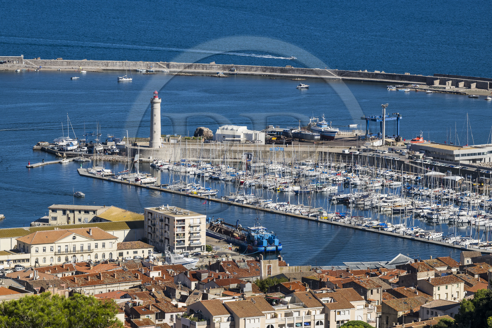 France, Hérault (34), Sète, le port de plaisance et le phare du mole Saint-Louis
