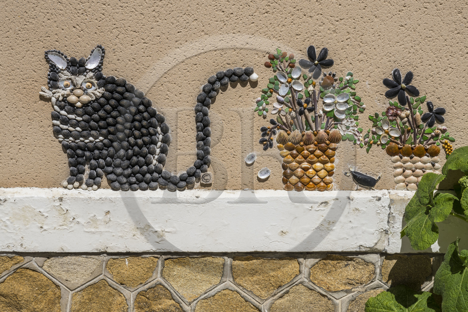 France, Vendée (85), Les-Sables-d'Olonne, quartier de l'île Penotte, ruelles piétonnes aux façades ornées de mosaïques de coquillages (avant utilisation demander l'autoristaion à L'ADAGP www.adagp.fr)