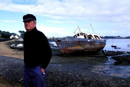 France, Finistere, Aber Wrac'h (loch), fisherman in the harbour