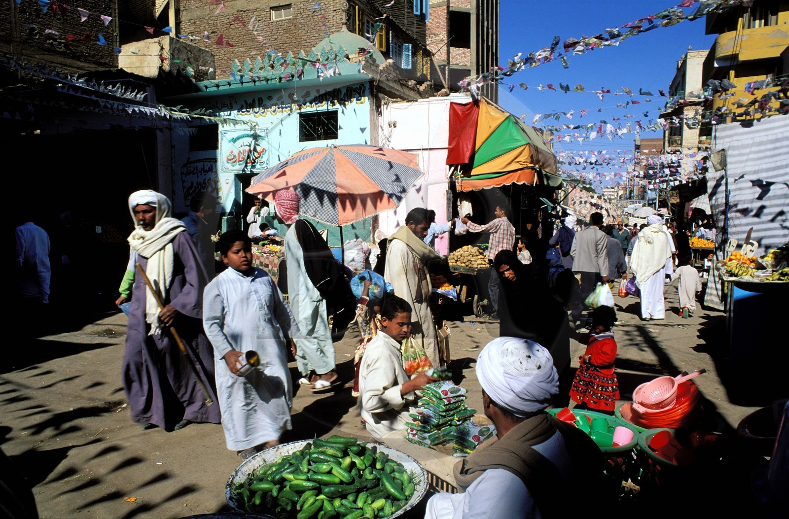 Égypte, Assouan, Le souk très animé de la ville dans la rue Saad Zagloul