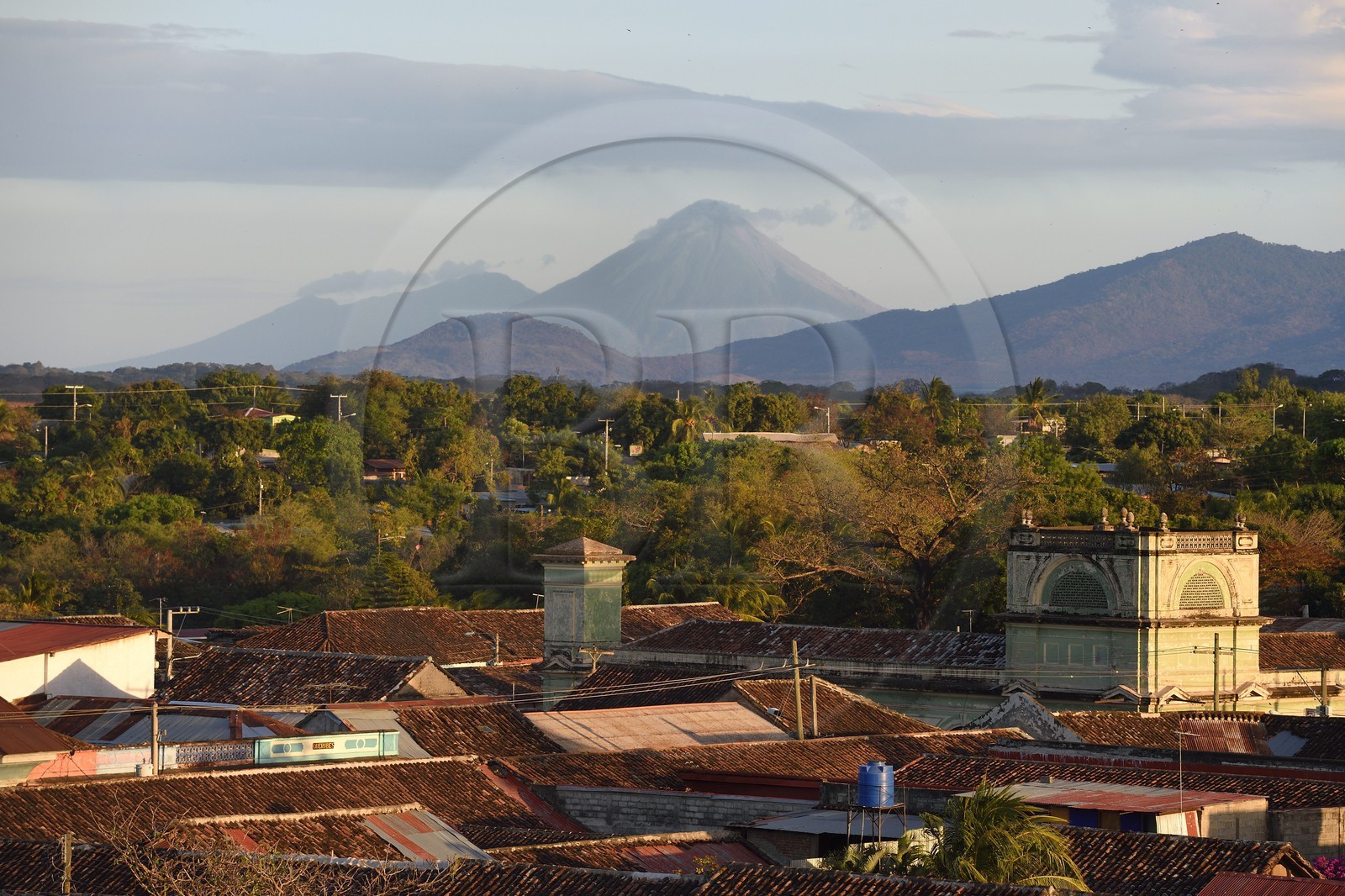 Nicaragua, la vieille ville de Granada et le volcan Mombacho en arrière plan