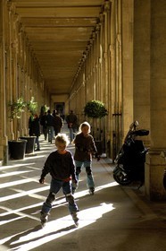 France, Paris (75), jeux d'enfants sous les arcades du Palais Royal