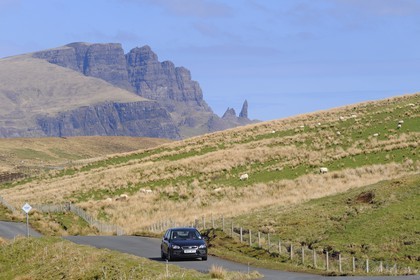 Royaume-Uni, Ecosse, région des Highlands, les Hébrides, île de Skye, Trotternish, le rocher Old Man of Storr pointe à droite