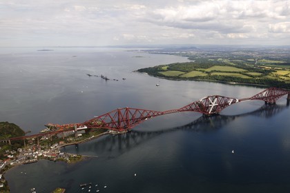Royaume-Uni, Ecosse, Firth of Forth, Forth Railway Bridge (pont ferroviaire de Forth), North Queensferry au premier plan et Edimbourg en arrière plan (vue aérienne)