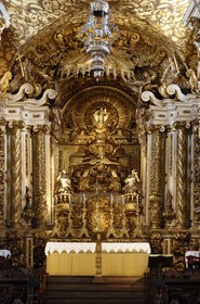 Brésil, Etat du Minas Gerais, Tirandentes, Matriz de Santo Antonio, église Saint-Antoine, maître-autel recouvert de feuilles d'or et statue de Saint-Antoine (Route de l'or, Estrada Real)
