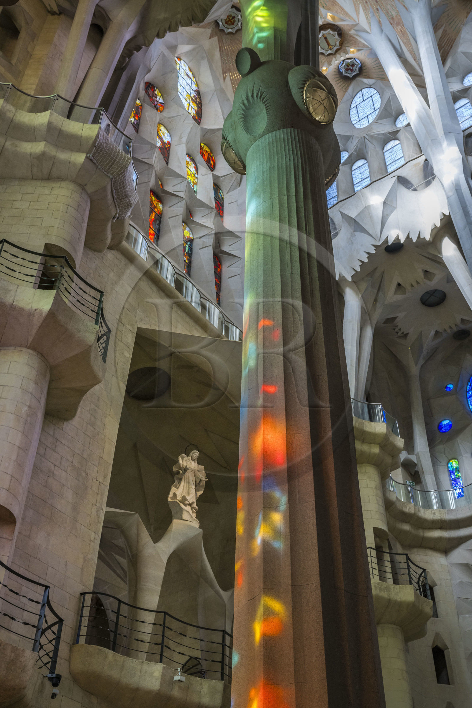 Espagne, Catalogne, Barcelone, quartier de l'Eixample, basilique de la Sagrada Familia de l'architecte du modernisme catalan Antoni Gaudi classée Patrimoine Mondial de l'UNESCO, l'intérieur de la facade de la Passion dédié à la Vierge Marie et le transept de la façade de la Passion dédiée à l'eau, à la résurrection et à la lumière