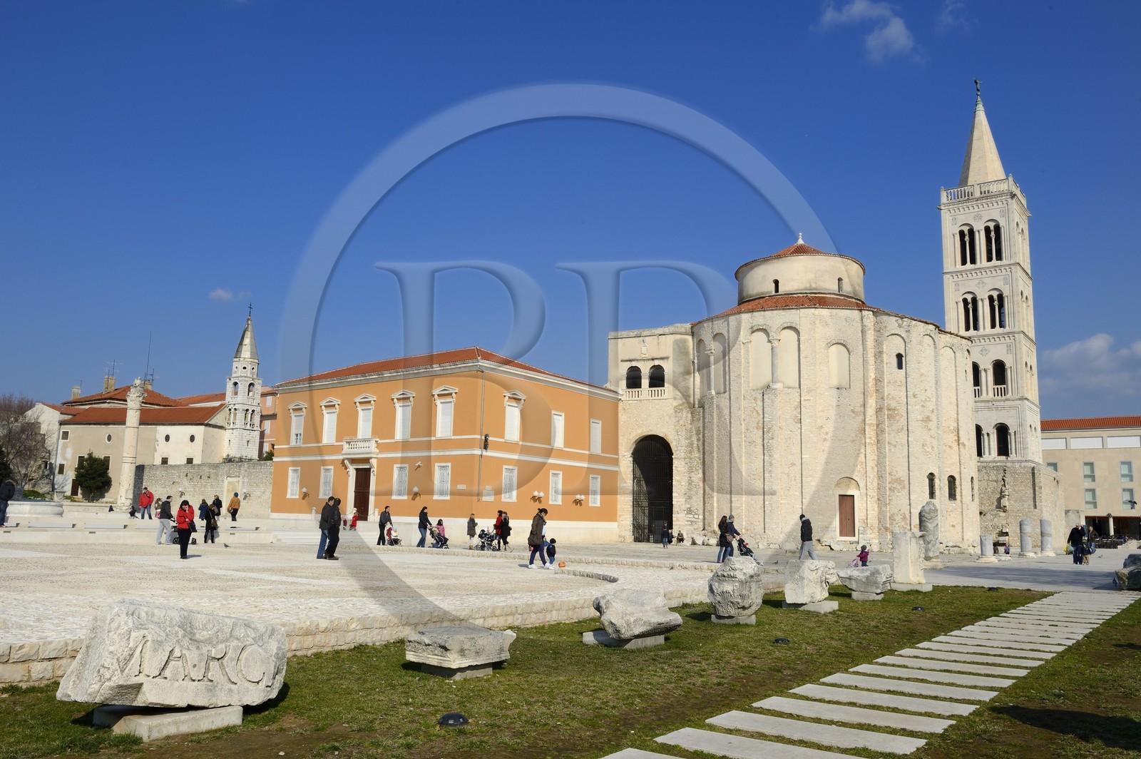 Croatie, Dalmatie, côte dalmate, Zadar, le forum romain, l'église Saint Donat et le campanile de la cathédrale Croatie, Dalmatie, côte dalmate, Zadar, le forum romain, l'église Saint Donat et le campanile de la cathédrale
