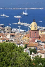 France, Var (83), Saint-Tropez,  église paroissiale Notre-Dame de l'Assomption depuis la citadelle, en arrière-plan Grimaud