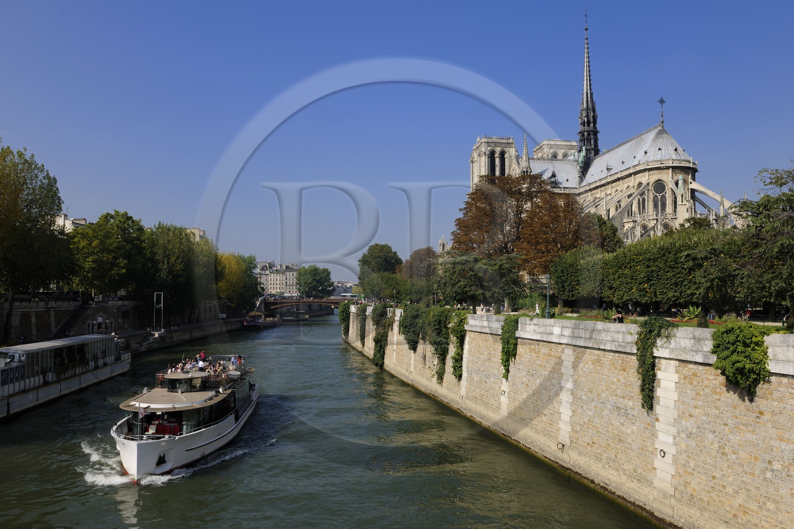 France, Paris (75), Ile de la Cité, une péniche passant devant la cathédrale Notre-Dame