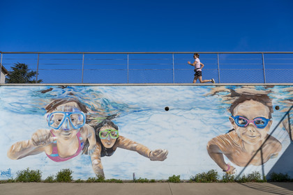 France, Nièvre (58), Nevers, port de plaisance de la Jonction, la fresque de street art à la gloire de l’ancienne piscine en plein air dans un des anciens bassins réalisée par l'artiste Damien Tissier alias Keusty