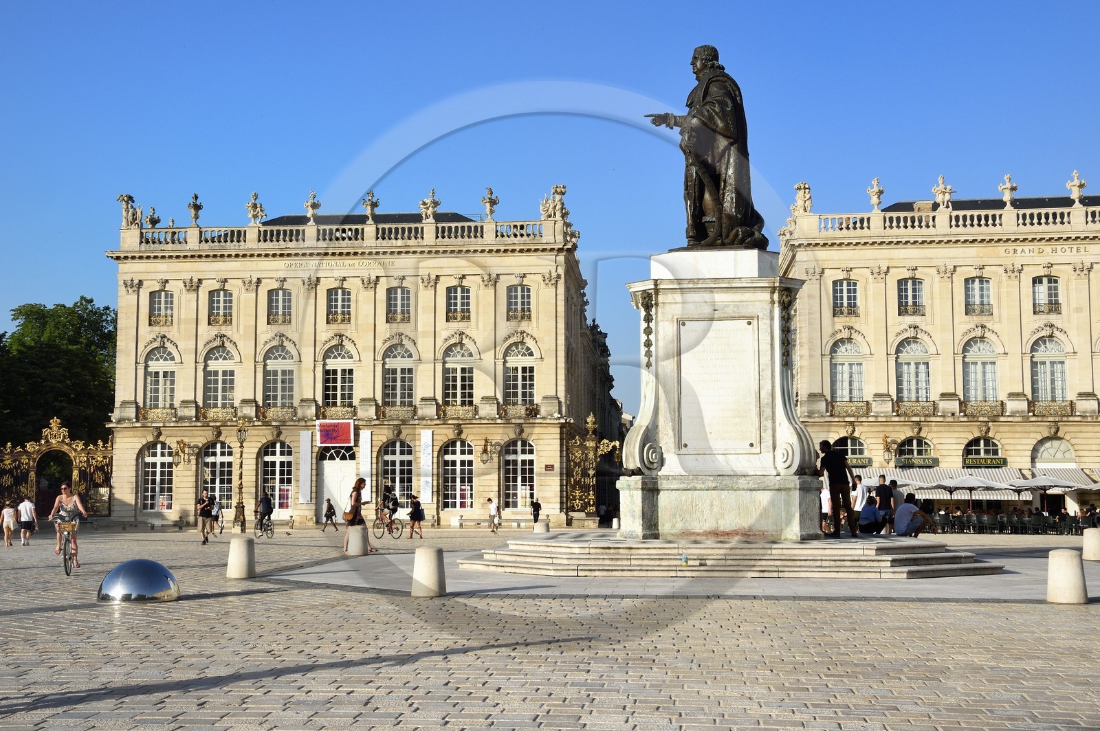 France, Meurthe-et-Moselle (54), Nancy, place Stanislas (ancienne Place Royale) construite par Stanislas Leszczynski représenté en statue, roi de Pologne et dernier duc de Lorraine au XVIIIe siècle, classée Patrimoine Mondial de l'UNESCO, l'Opéra National de Lorraine