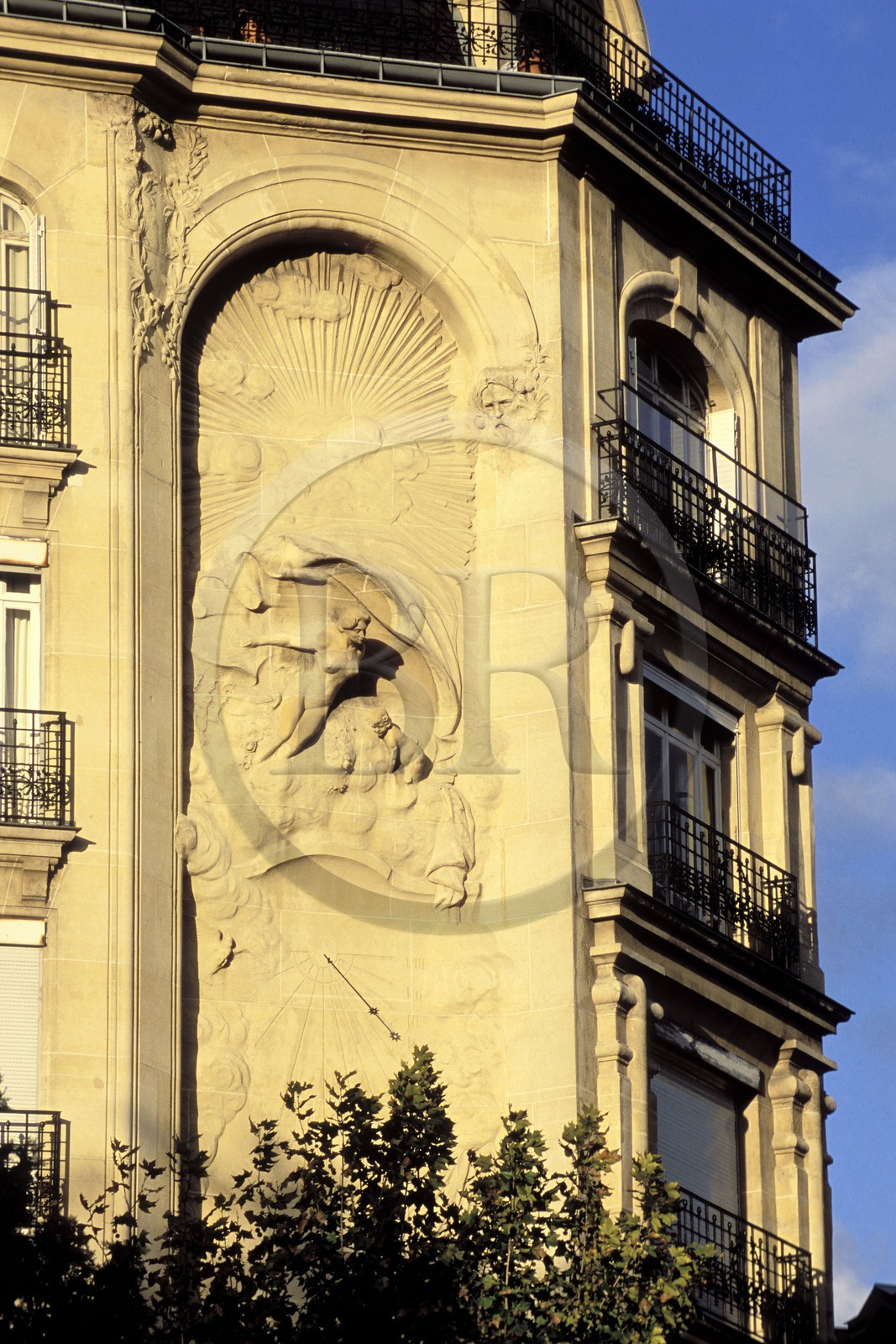 France, Paris (75), square du Temple, cadran solaire d'un immeuble début du 20ème siècle, rue Perrée