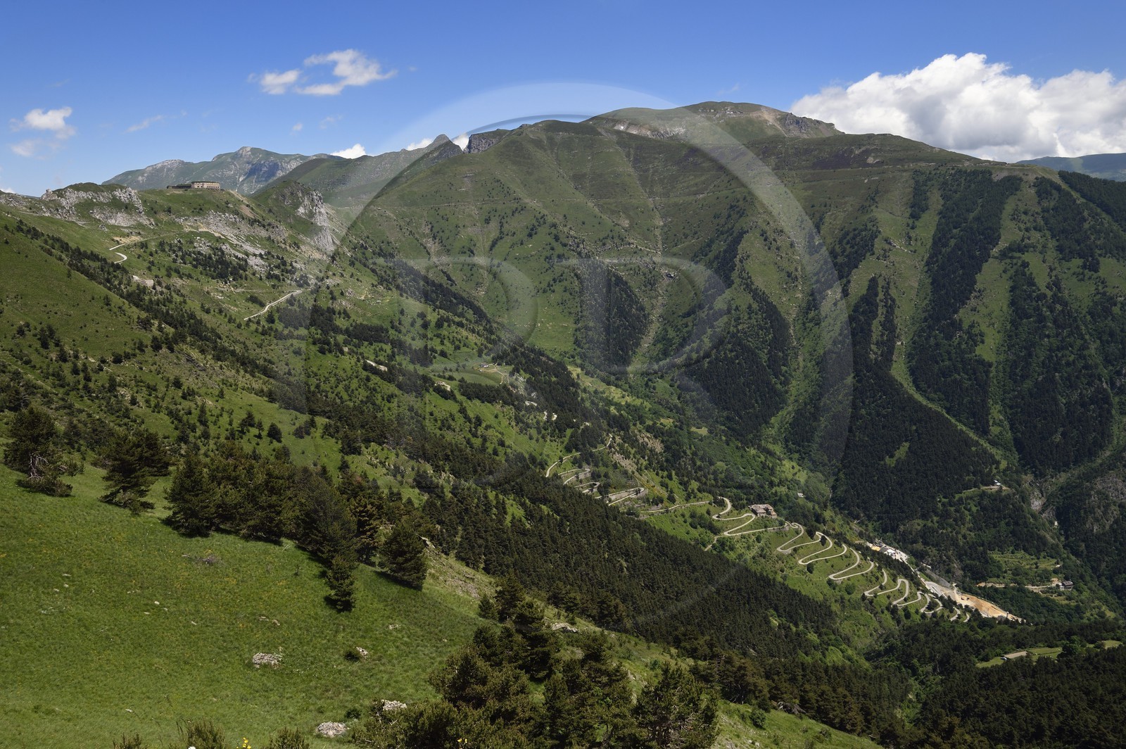 France, Alpes-Maritimes (06), Tende, la vallée de la Roya (arrière-pays niçois), le Fort Central au Col de Tende (1871m), fortifications construites par les Italiens après 1881 et les lacets de l'ancienne route du Col de Tende où passaient les mulets de la route du sel