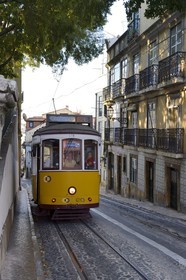 Portugal, Lisbonne, quartier de l'Alfama, tramway (electricos) dans la rue Voz do Operario