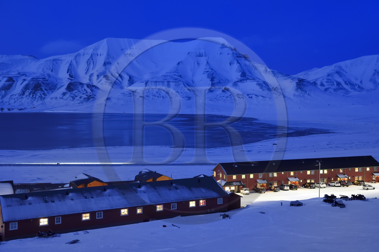 Norvège, Svalbard, Spitzberg, Longyearbyen, batiments d'habitation et le fjord Adventfjorden