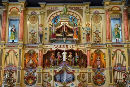 France, Rhône (69), Collonges-au-Mont-d'Or, restaurant L'abbaye de Collonges de Paul Bocuse dédié aux récéptions, limonaire personnalisé