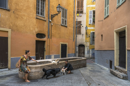 France, Alpes-Maritimes (06), Nice classée Patrimoine Mondial de l'UNESCO, le Vieux Nice, Virginie Acchiardo, chef du restaurant Chez Acchiardo, promène son chien devant l'ancien lavoir de la rue de l'Ancien Sénat