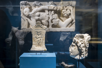 France, Saône-et-Loire (71), Autun, musée Rolin, exposition des chefs-d'oeuvres au muséum d'Histoire Naturelle pendant les travaux, Vénus nue sortant de la mer, plaque en terre cuite gallo-romaine affichée dans un petit sanctuaire domestique