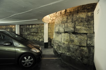 France, Paris (75), vue de la base d'une tour de l’enceinte de Philippe Auguste dans un parking souterrain rue Mazarine