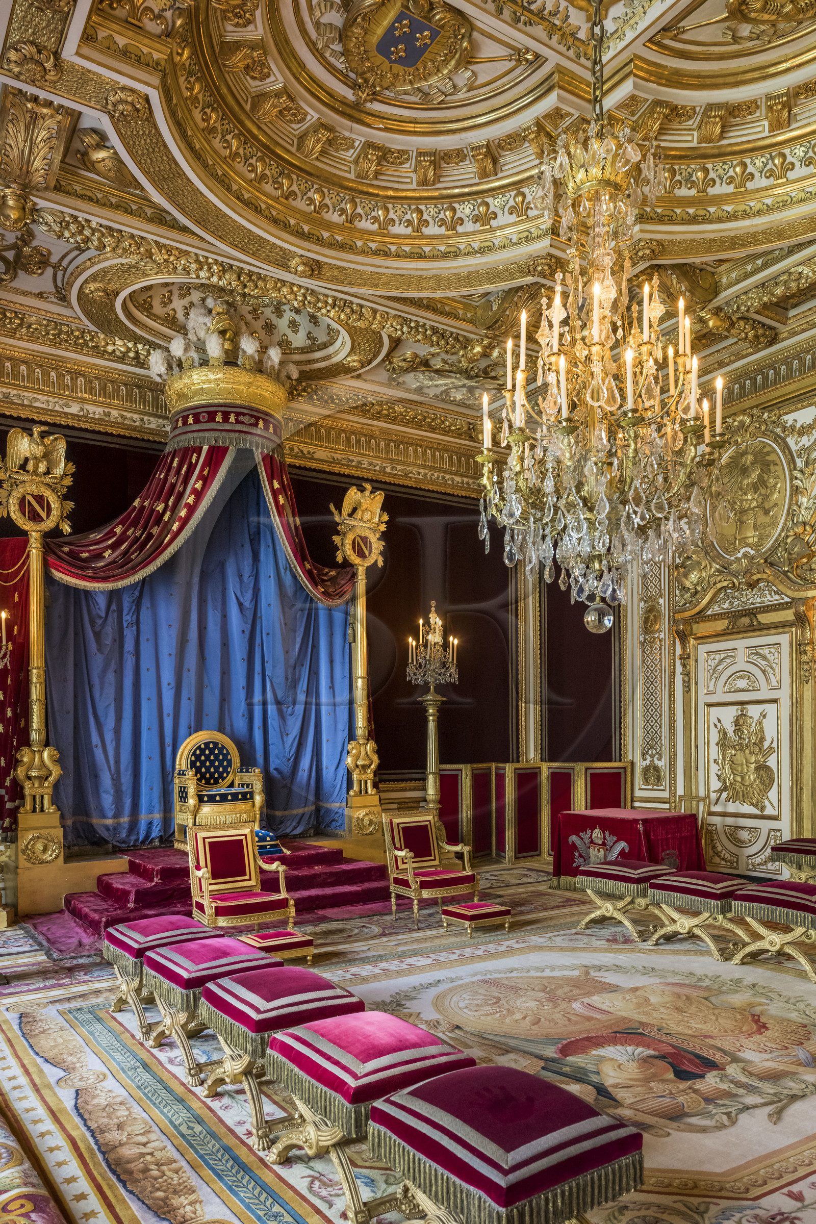 France, Seine-et-Marne (77), Fontainebleau, chateau de Fontainebleau, classé Patrimoine Mondial par l'UNESCO, la Salle du trone, ancienne chambre à coucher du roi de Henri III à Louis XVI, elle a été transformée en salon de l'empereur par Napoléon Ier en 1804 puis en salle du trone en 1808