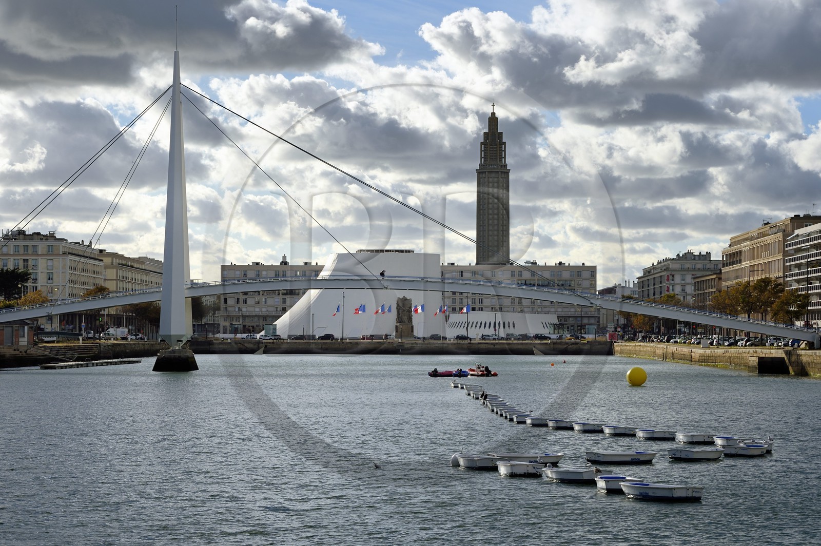 France, Seine-Maritime (76), Le Havre, Centre-ville reconstruit du Havre par Auguste Perret classé Patrimoine Mondial de l'UNESCO, immeubles Perret autour du Bassin du Commerce, la passerelle, le Volcan réalisé par Oscar Niemeyer et la Tour Lanterne de l'église Saint-Joseph