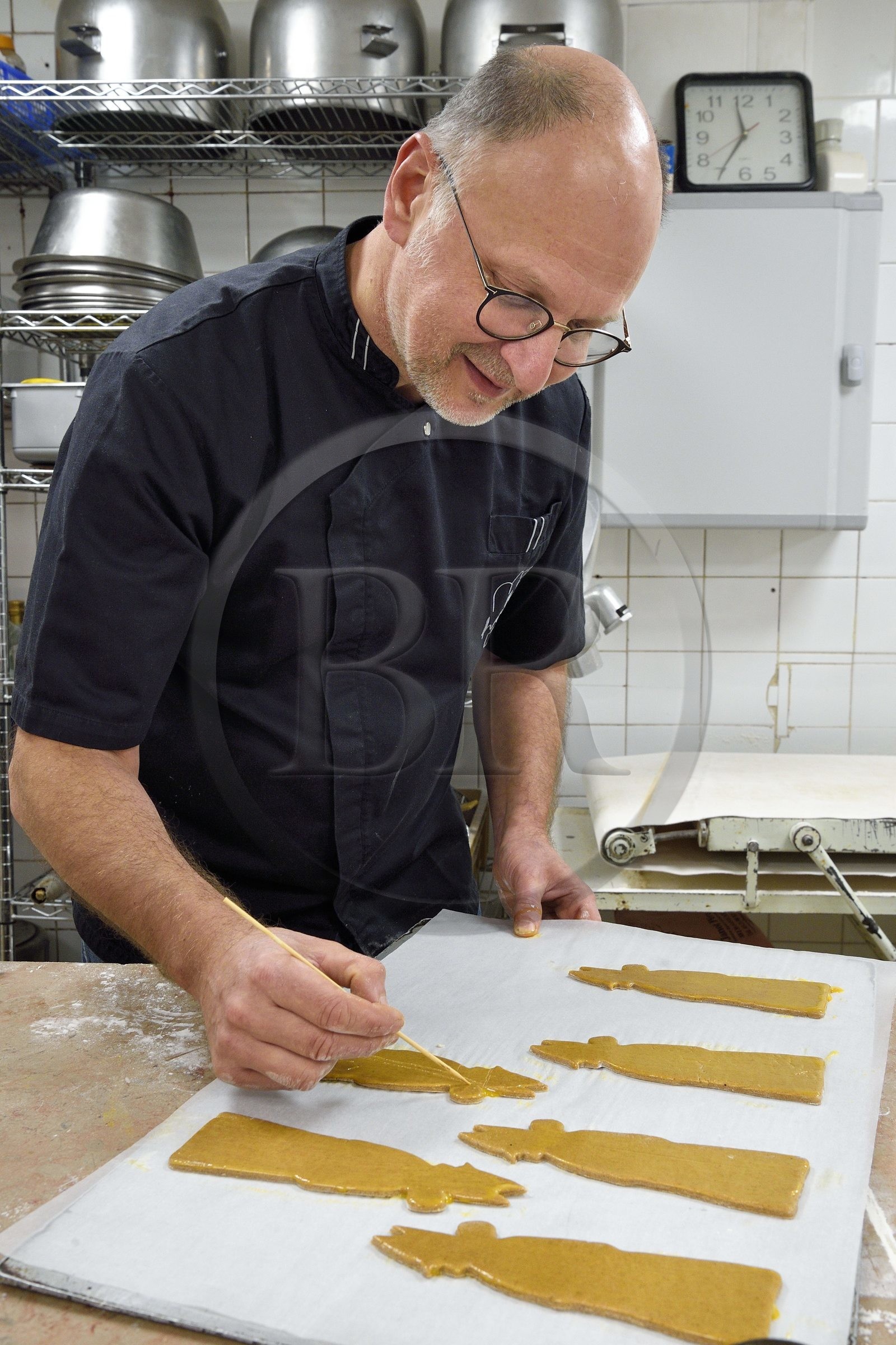 France, Meurthe-et-Moselle (54), Nancy, le patissier Didier Hulot à la fabrication du pain d'épice de la Saint-Nicolas, dessin sur la pâte déjà en forme