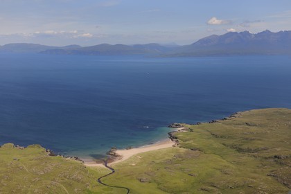 Royaume-Uni, Ecosse, Highland, Hébrides intérieures, Ile de Rum, plage de la côte Nord (vue aérienne)