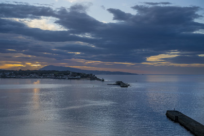 France, Pyrénées-Atlantiques (64), la côte du Pays-Basque, la baie de Saint-Jean-de-Luz et Ciboure en arrière plan