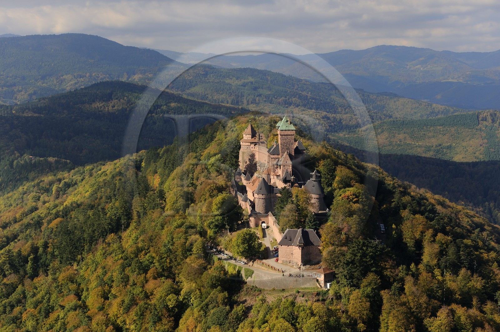 France, Bas-Rhin (67), le château du Haut-Koenigsbourg dans la forêt des Vosges (photo aérienne)