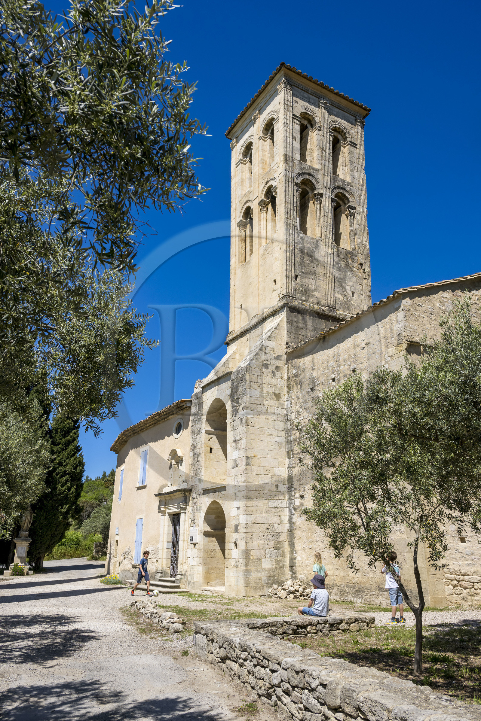France, Vaucluse, Dentelles de Montmirail mountains, Beaumes de Venise, the Notre-Dame d'Aubune chapel from the 11th and 13th centuries is one of the finest examples of Provencal Romanesque art