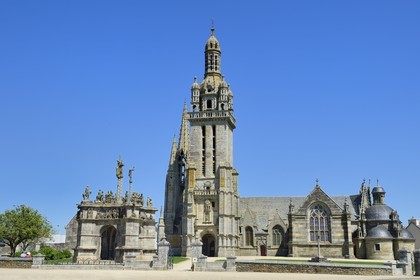 France, Finistère (29), Pleyben, l'église et le calvaire dans l'enclos paroissial