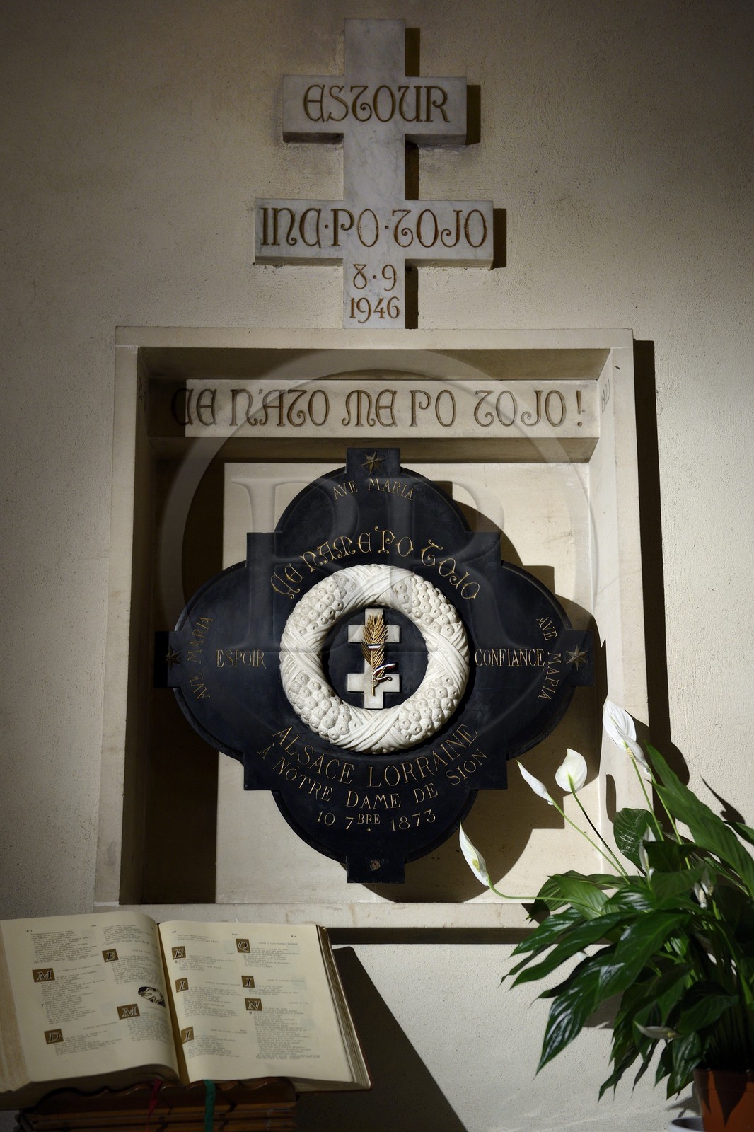 France, Meurthe-et-Moselle (54), pays du Saintois, colline de Sion-Vaudémont, basilique Notre-Dame de Sion, couronne de pélerin qui a évoluée en fonction des périodes d'occupation ou de libération