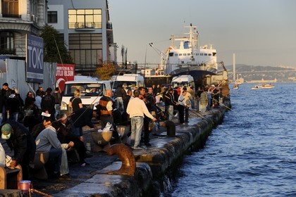 Turquie, Istanbul, quartier de karaköy, pêcheur à la gare maritime