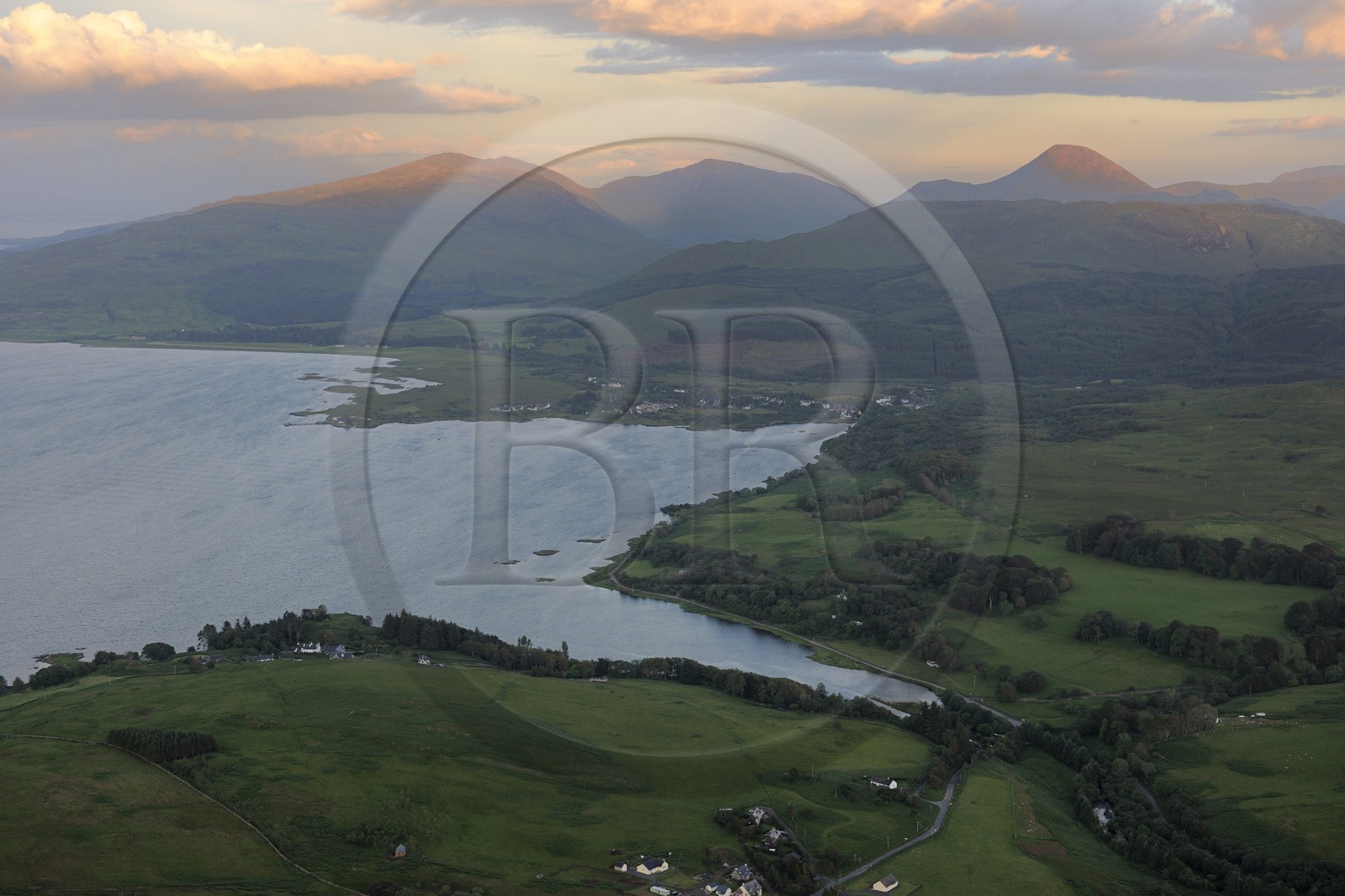 Royaume-Uni, Ecosse, Highland, Hébrides intérieures, Ile de Mull, le Sound of Mull et les montagnes du sud de l'île (vue aérienne)