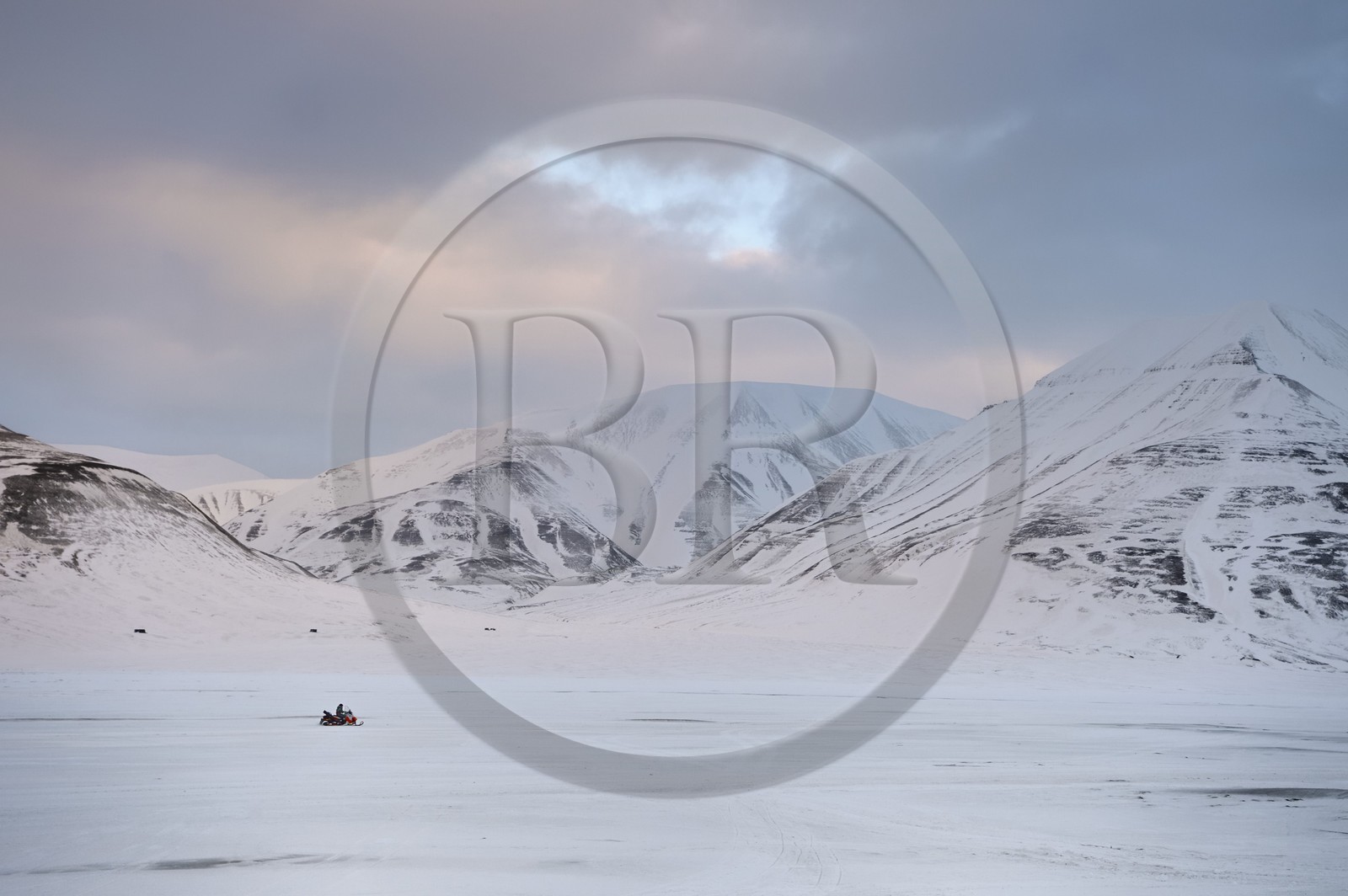 Norvège, Svalbard, Spitzberg, vallée de Adventdalen vers Longyearbyen, motoneige